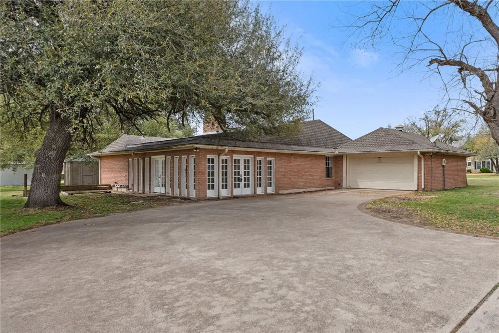 608 E Barton Street Calvert, TX 77837