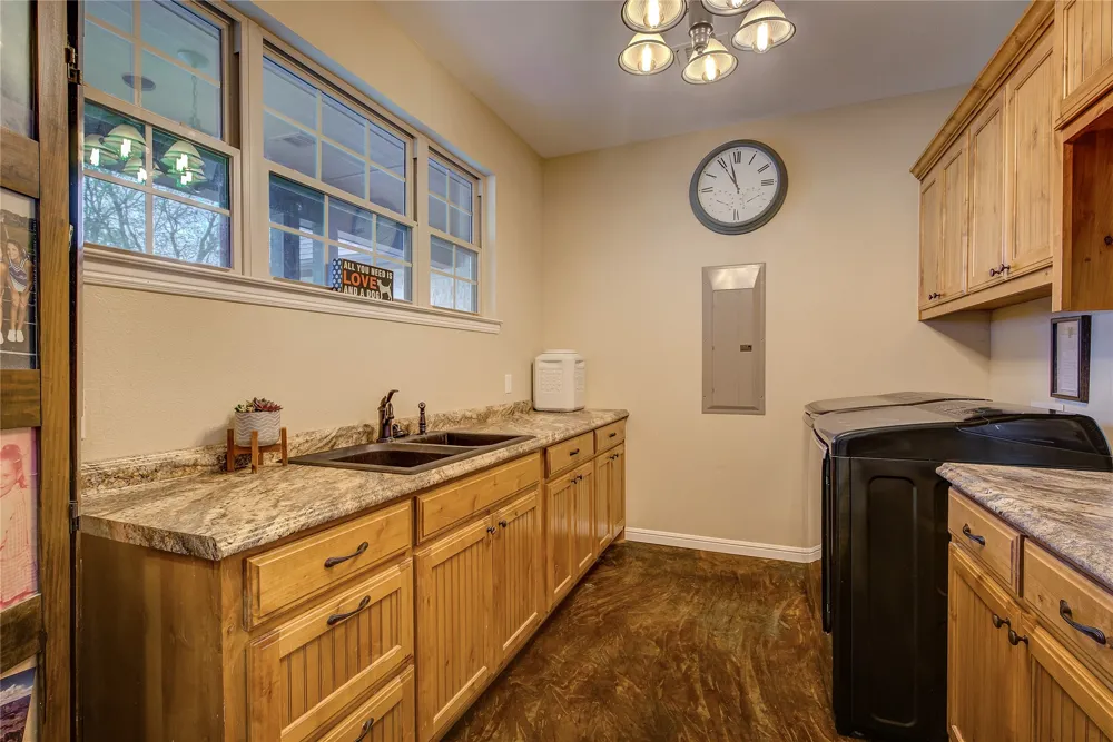 811 Rs County Road 4250 Point, TX 75472