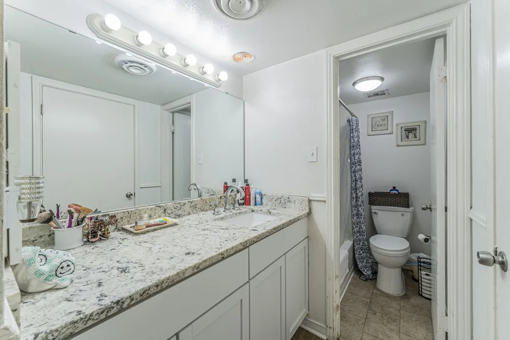 558 E Avenue J #B Grand Prairie, TX 75050