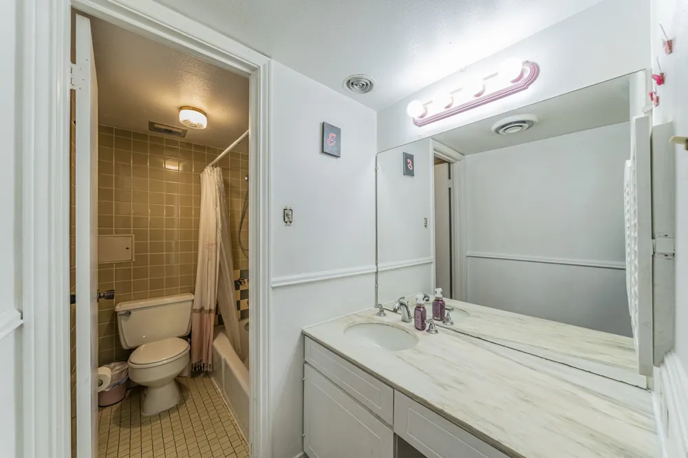 558 E Avenue J #B Grand Prairie, TX 75050
