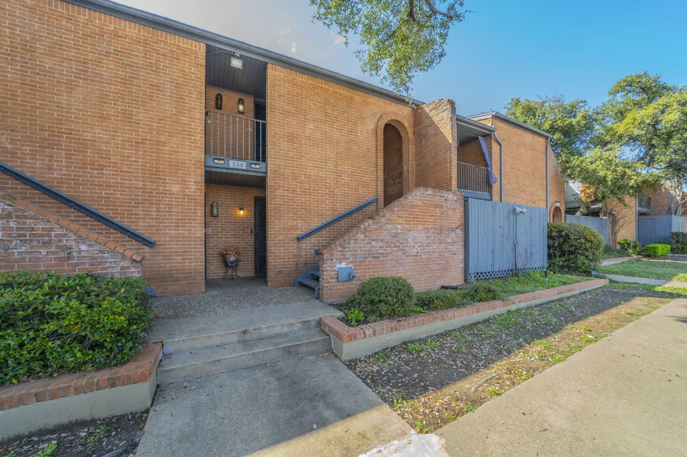 558 E Avenue J #B Grand Prairie, TX 75050