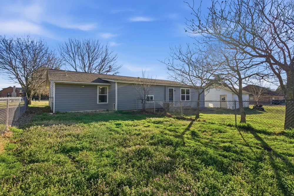 143 Mohave Drive E Lake Kiowa, TX 76240
