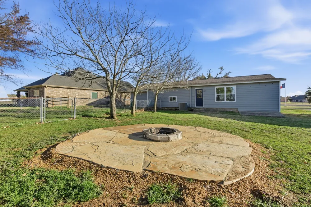 143 Mohave Drive E Lake Kiowa, TX 76240
