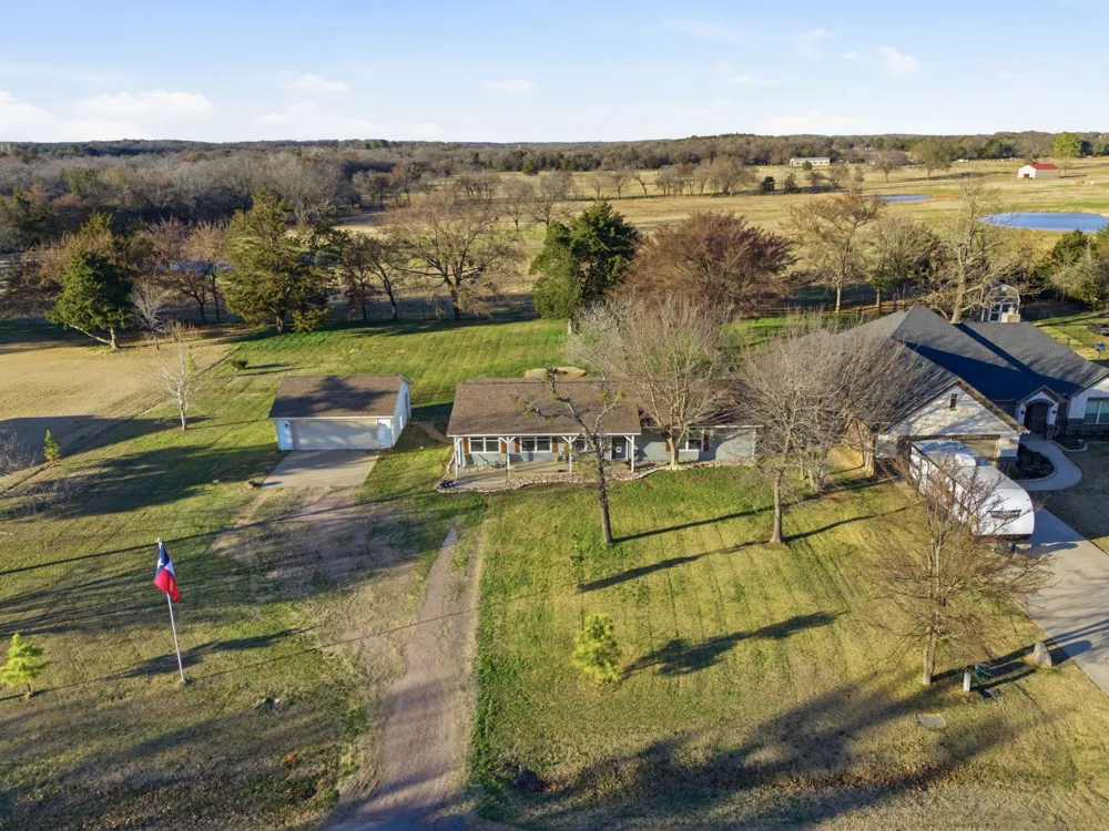143 Mohave Drive E Lake Kiowa, TX 76240
