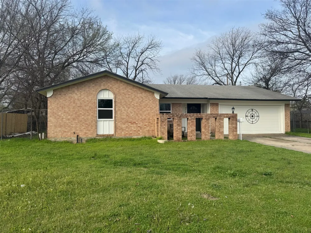 6412 Embassy Drive Forest Hill, TX 76119