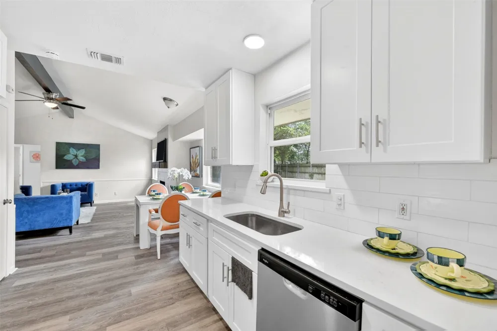6412 Embassy Drive Forest Hill, TX 76119