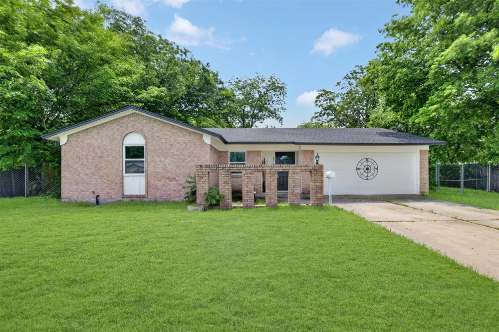 6412 Embassy Drive Forest Hill, TX 76119