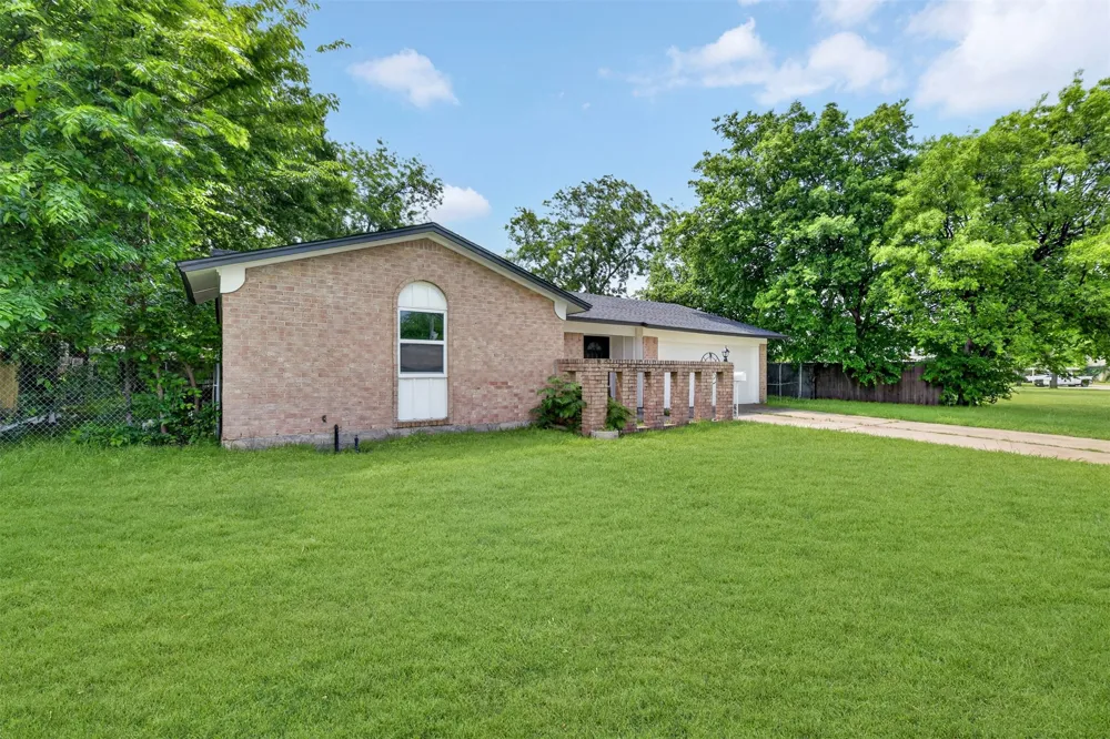 6412 Embassy Drive Forest Hill, TX 76119