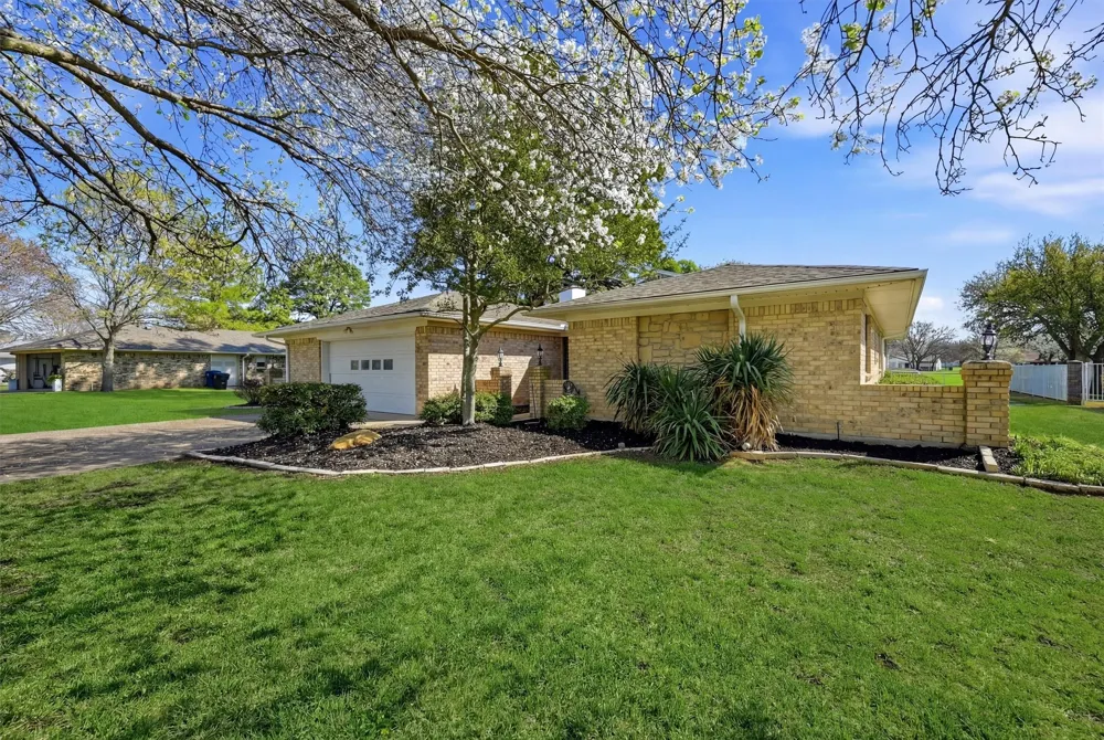 718 Kiowa Drive W Lake Kiowa, TX 76240