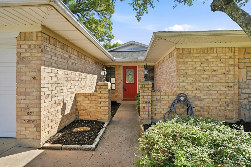 718 Kiowa Drive W Lake Kiowa, TX 76240