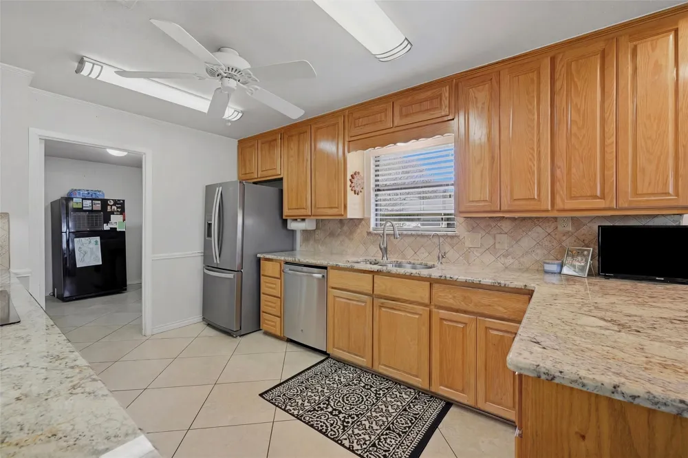 718 Kiowa Drive W Lake Kiowa, TX 76240