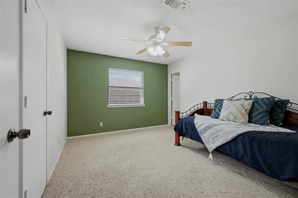 718 Kiowa Drive W Lake Kiowa, TX 76240
