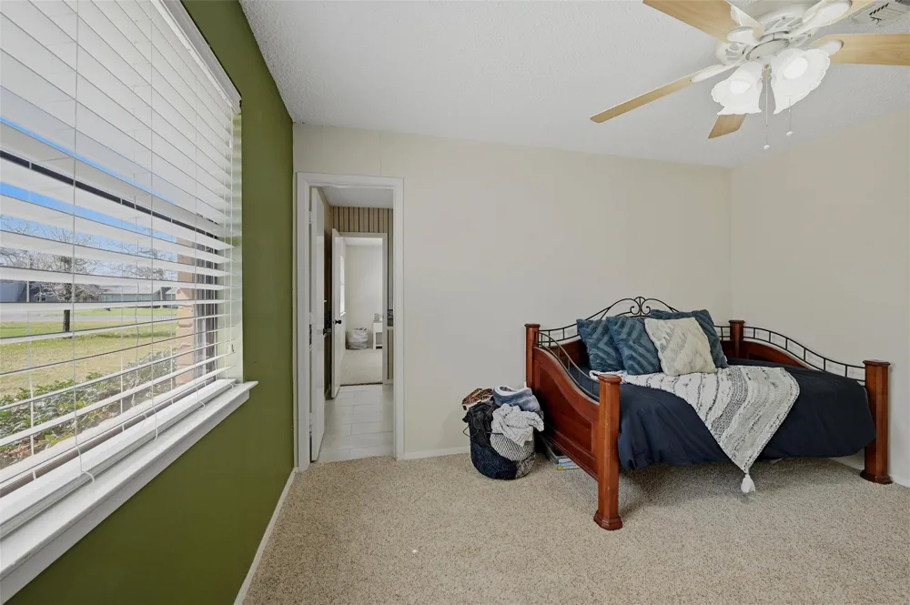 718 Kiowa Drive W Lake Kiowa, TX 76240
