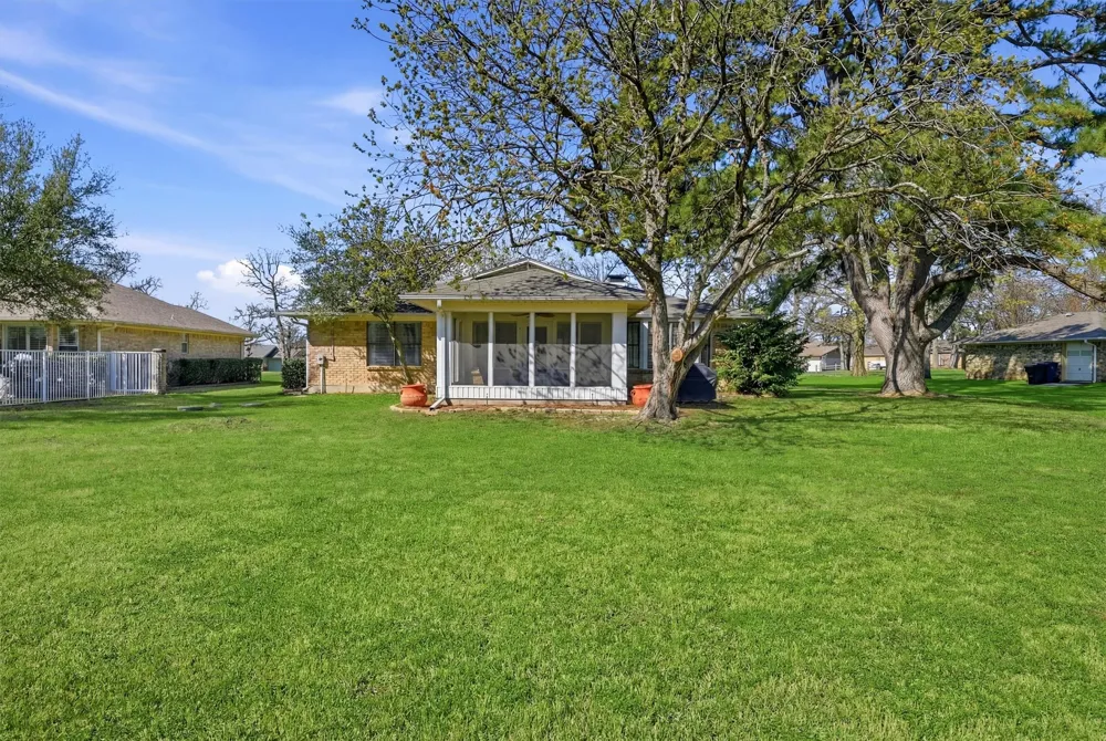718 Kiowa Drive W Lake Kiowa, TX 76240