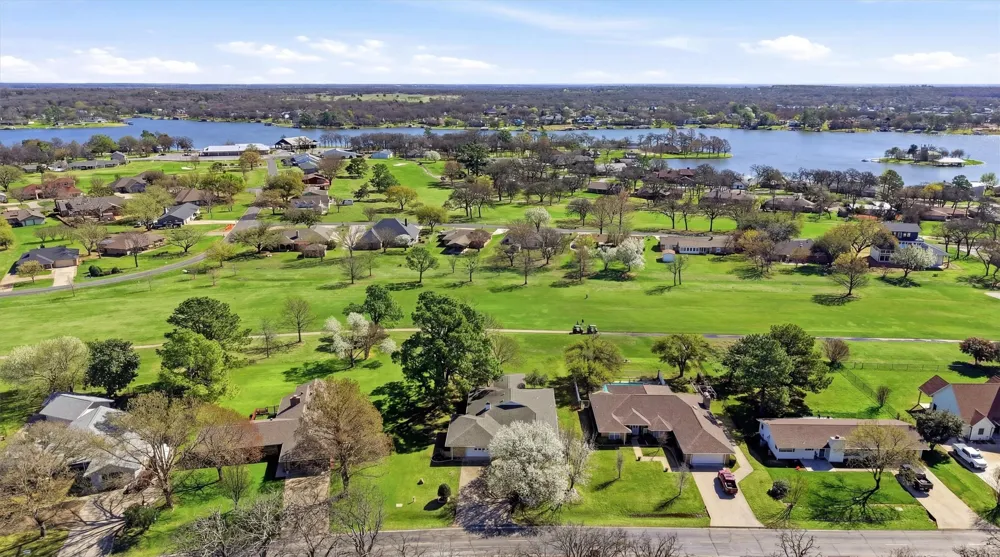718 Kiowa Drive W Lake Kiowa, TX 76240