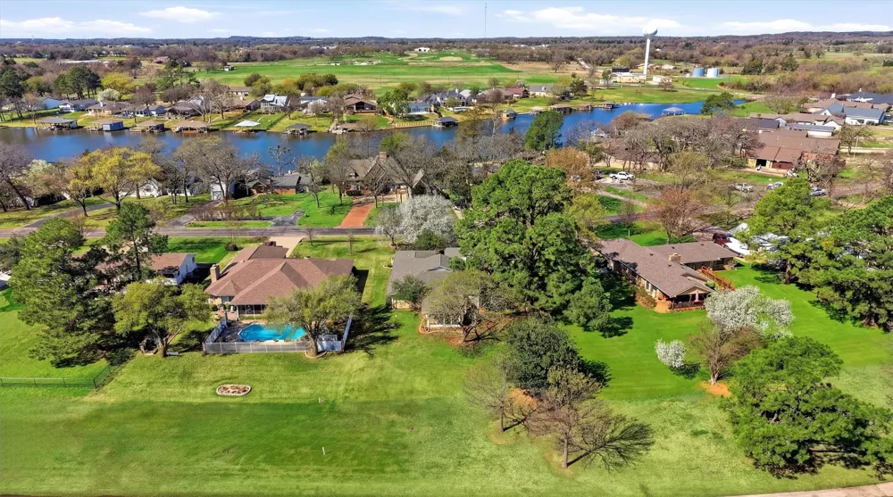 718 Kiowa Drive W Lake Kiowa, TX 76240