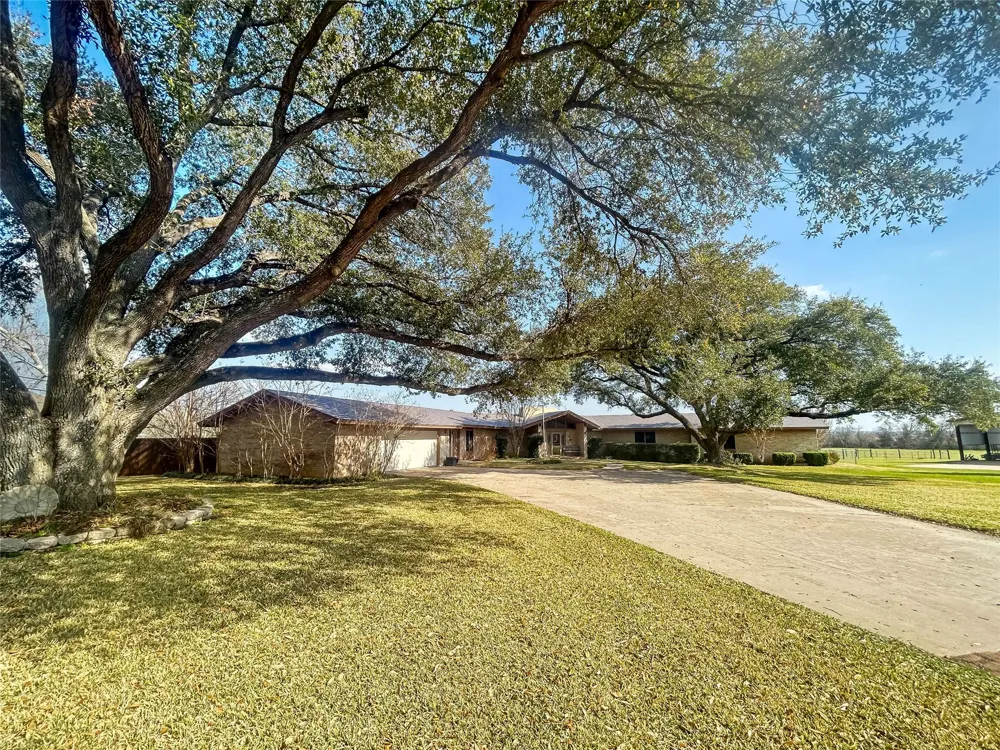 903 Hoover Avenue Cameron, TX 76520