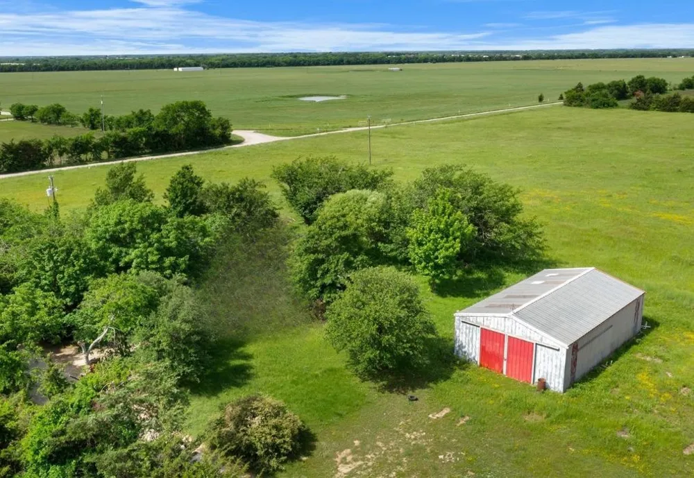 5040 County Road 4640 Trenton, TX 75490