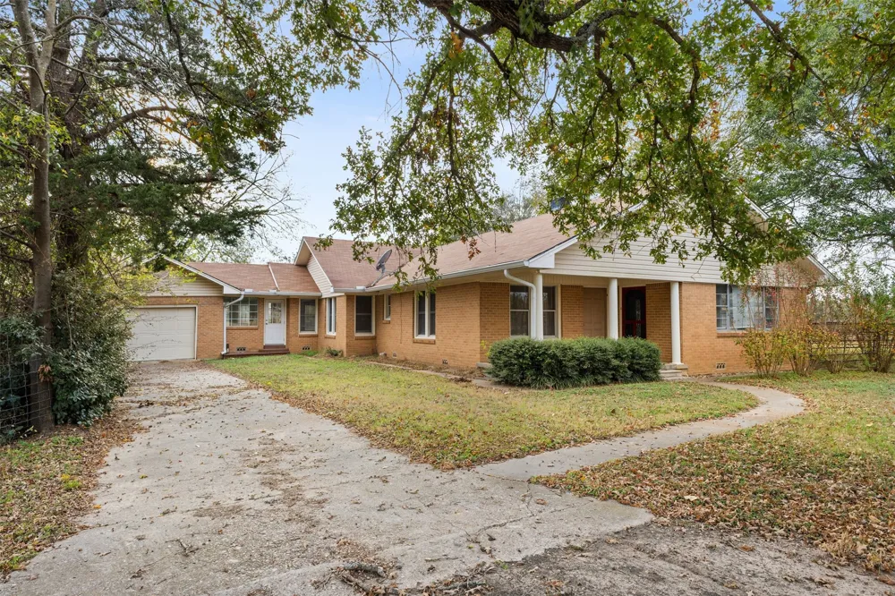 195 County Road 852 Donie, TX 75838