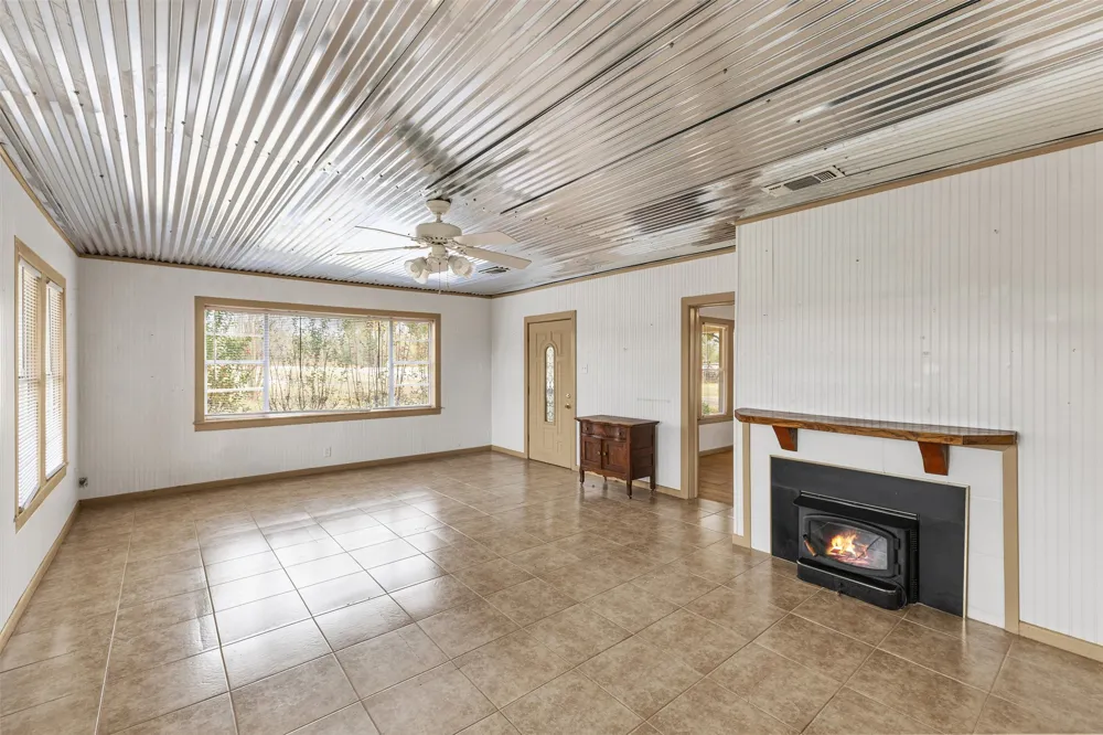 195 County Road 852 Donie, TX 75838