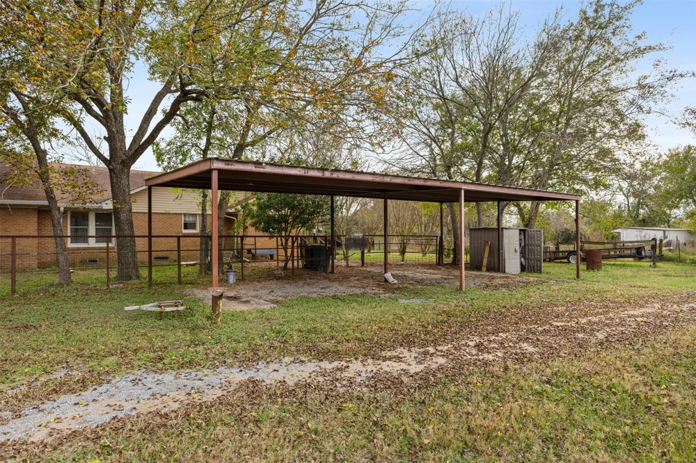 195 County Road 852 Donie, TX 75838