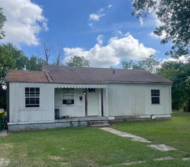 527 E Yeagua Street Groesbeck, TX 76642