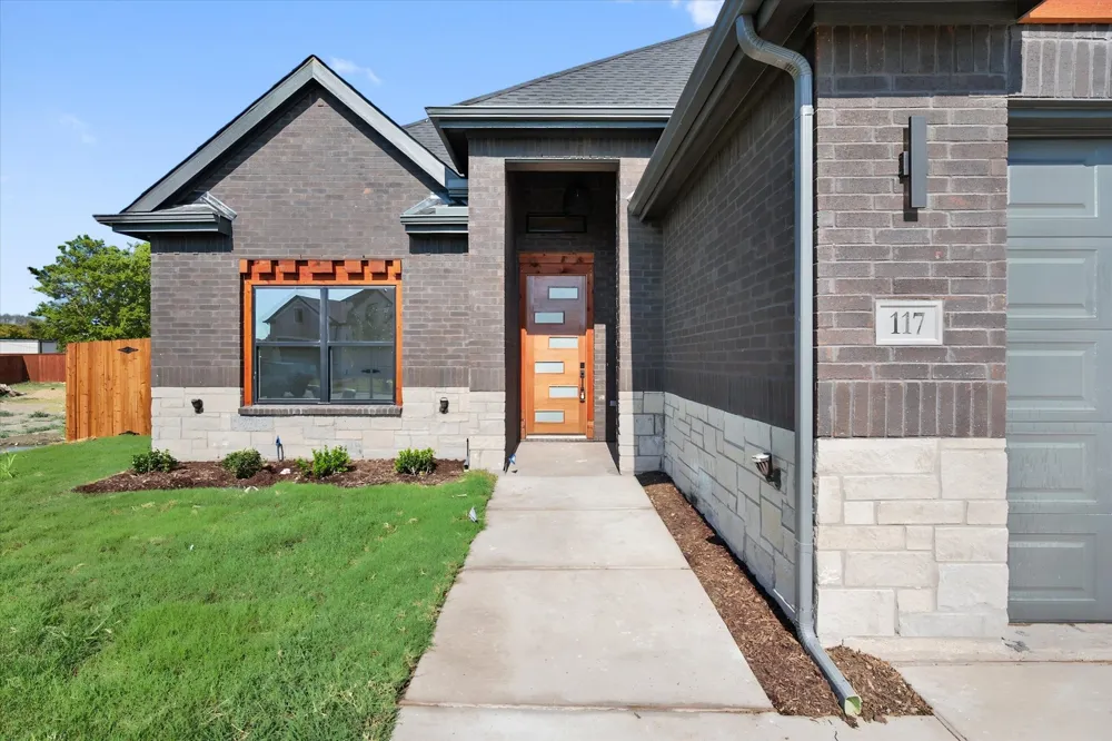 117 Yvonne Street Red Oak, TX 75154