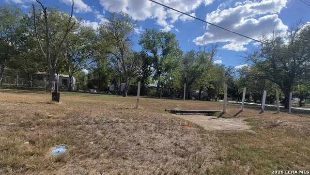 304 E Hunt St Pleasanton, TX 78064