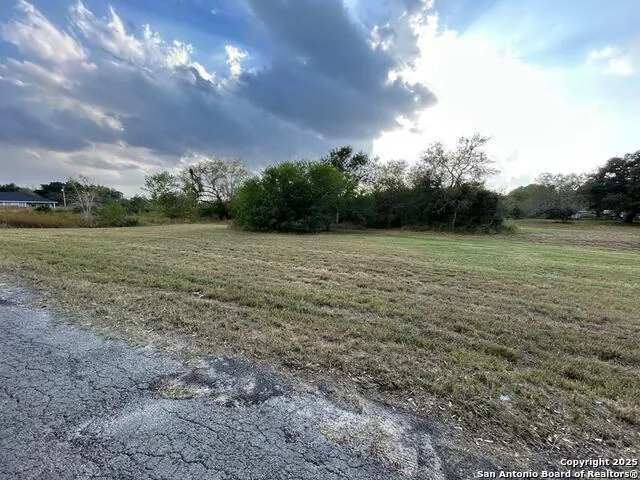 0000 W Inez Beeville, TX 78102
