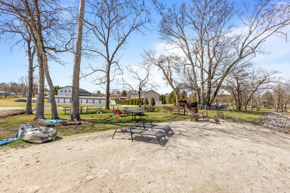 1235 New Lake Road Spring City, TN 37381