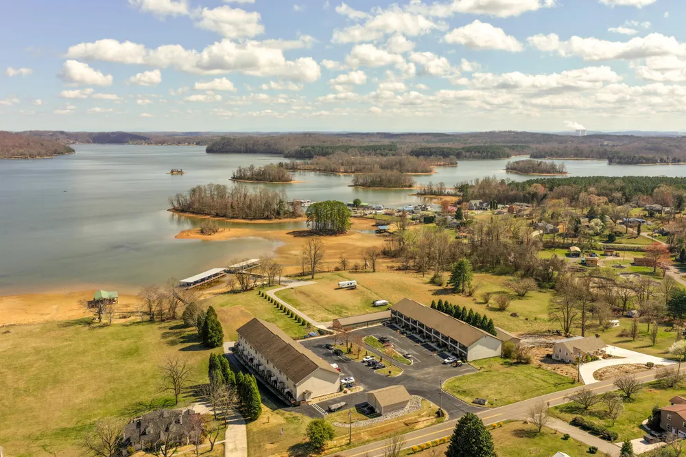 1235 New Lake Road Spring City, TN 37381