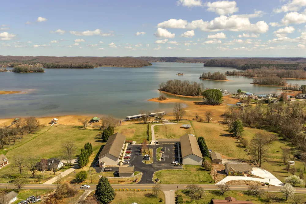 1235 New Lake Road Spring City, TN 37381