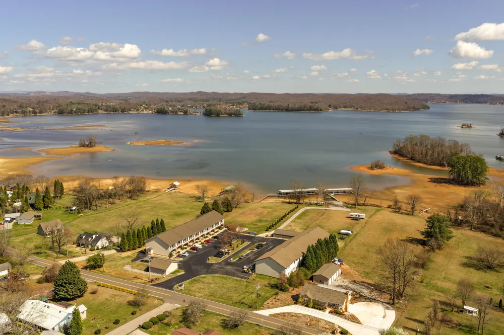 1235 New Lake Road Spring City, TN 37381