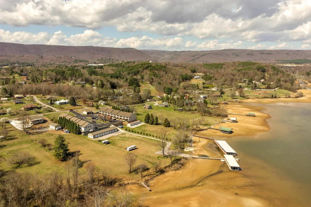 1235 New Lake Road Spring City, TN 37381
