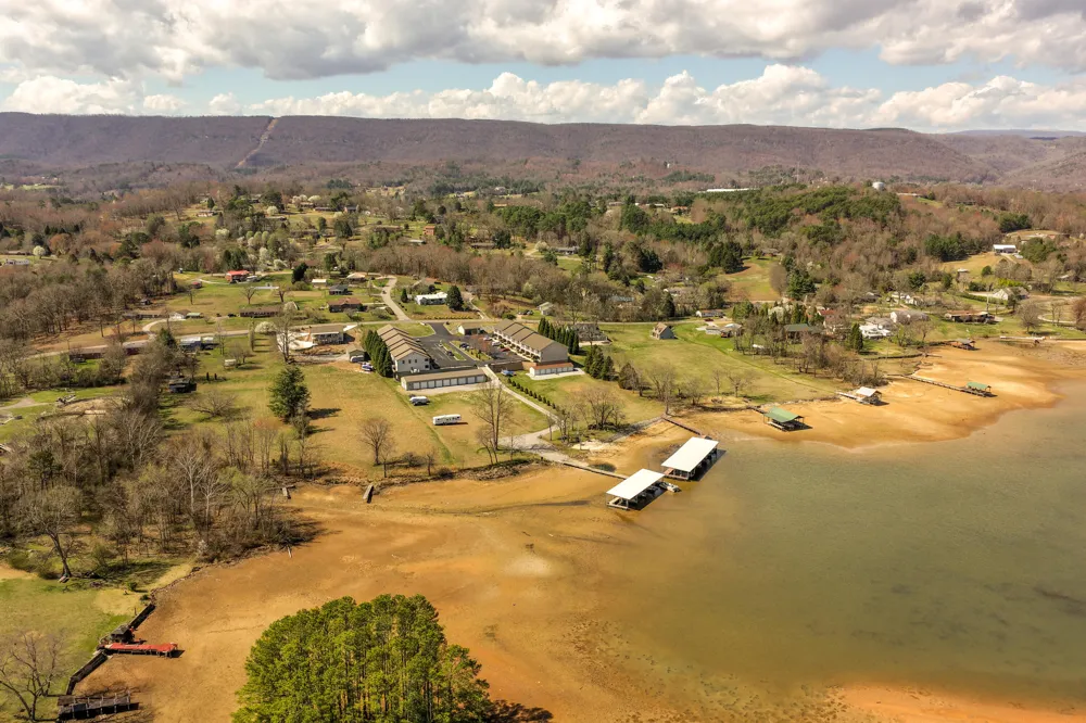 1235 New Lake Road Spring City, TN 37381