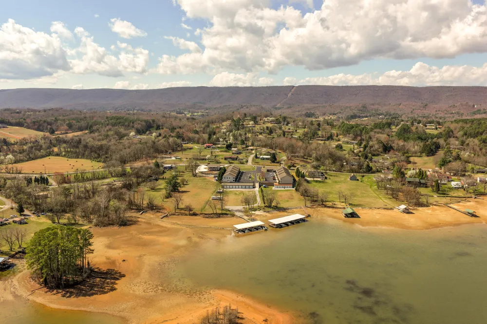 1235 New Lake Road Spring City, TN 37381