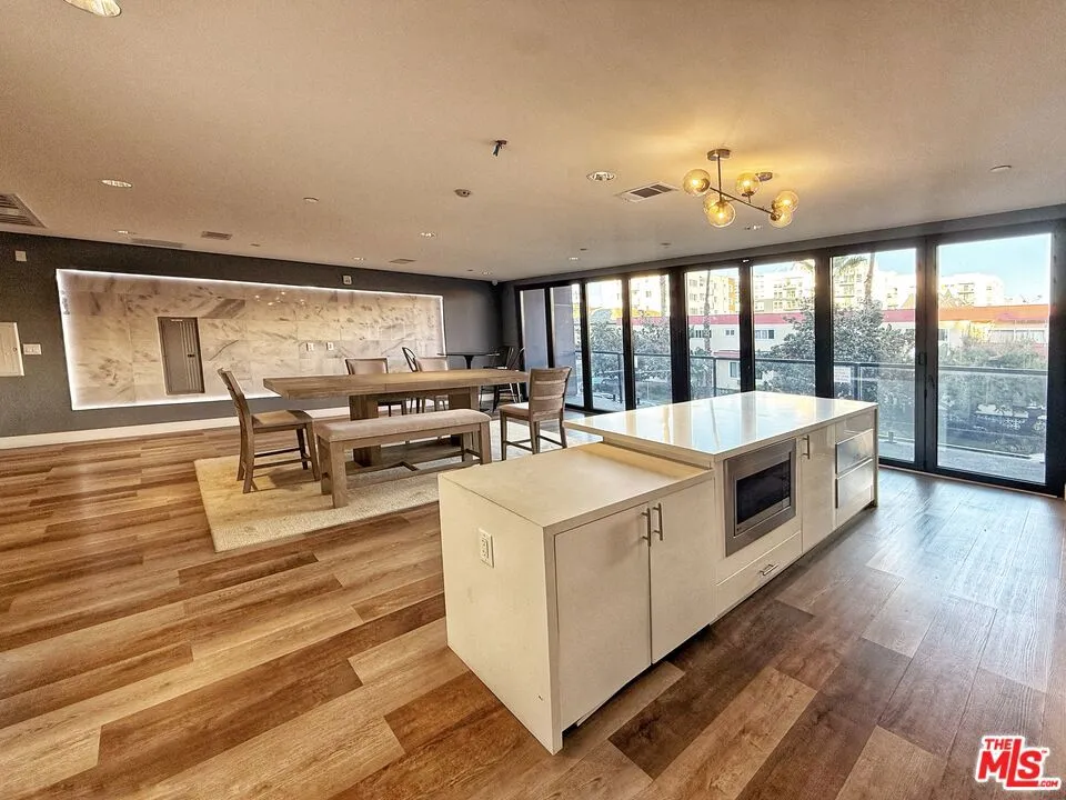 723 S St Andrews Place #508 Los Angeles, CA 90005