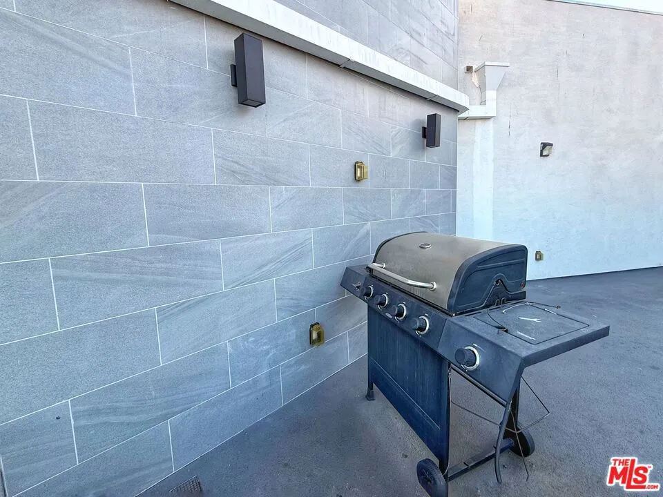 723 S St Andrews Place #508 Los Angeles, CA 90005