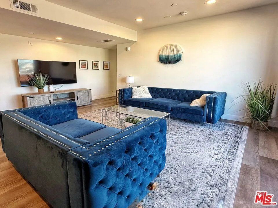 723 S St Andrews Place #508 Los Angeles, CA 90005