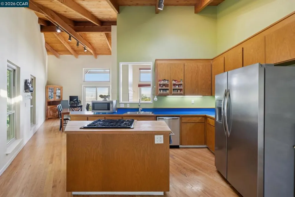66 Bridge Rd Novato, CA 94945