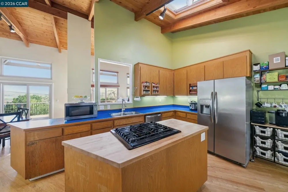 66 Bridge Rd Novato, CA 94945