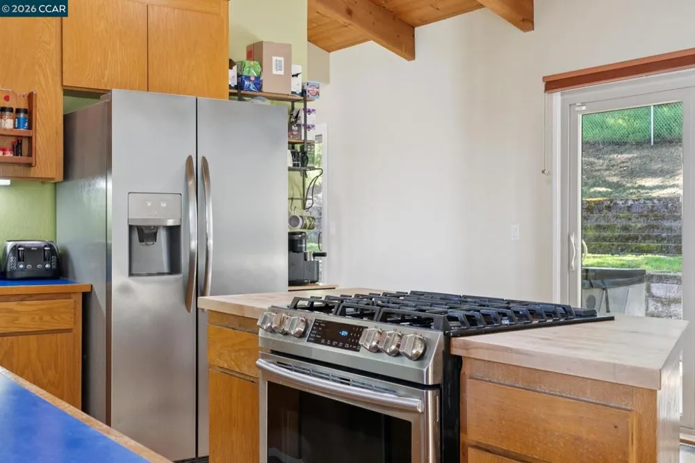 66 Bridge Rd Novato, CA 94945