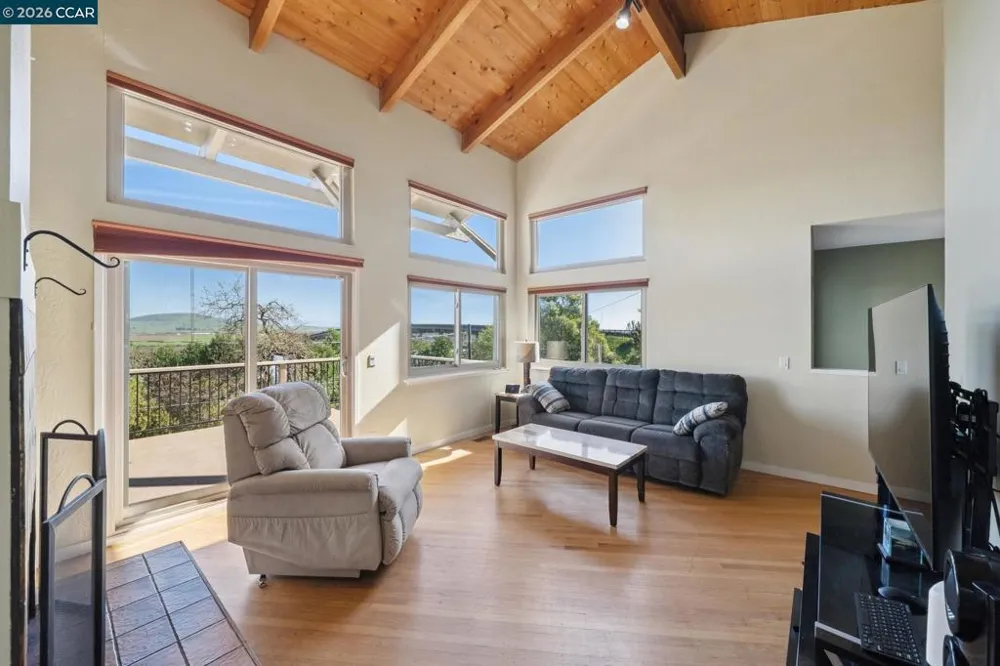 66 Bridge Rd Novato, CA 94945