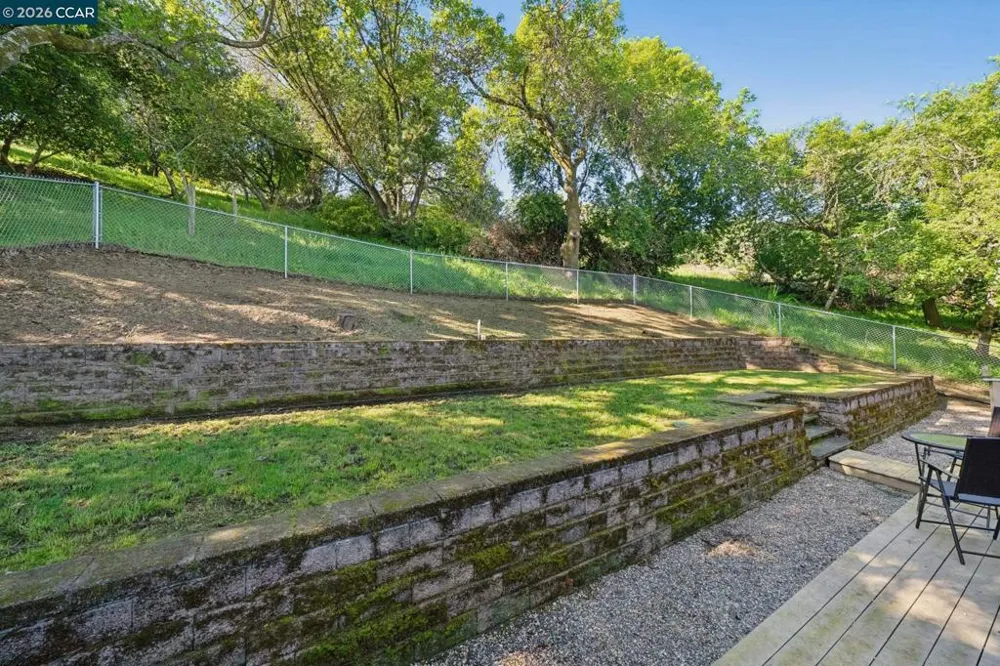 66 Bridge Rd Novato, CA 94945
