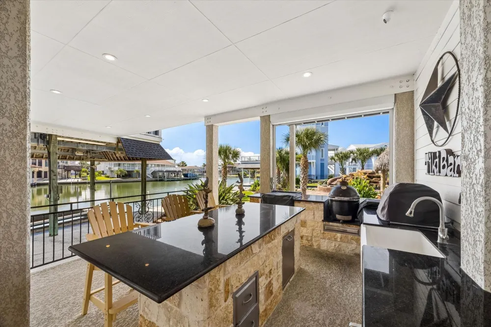 218 Catamaran Drive Tiki Island, TX 77554