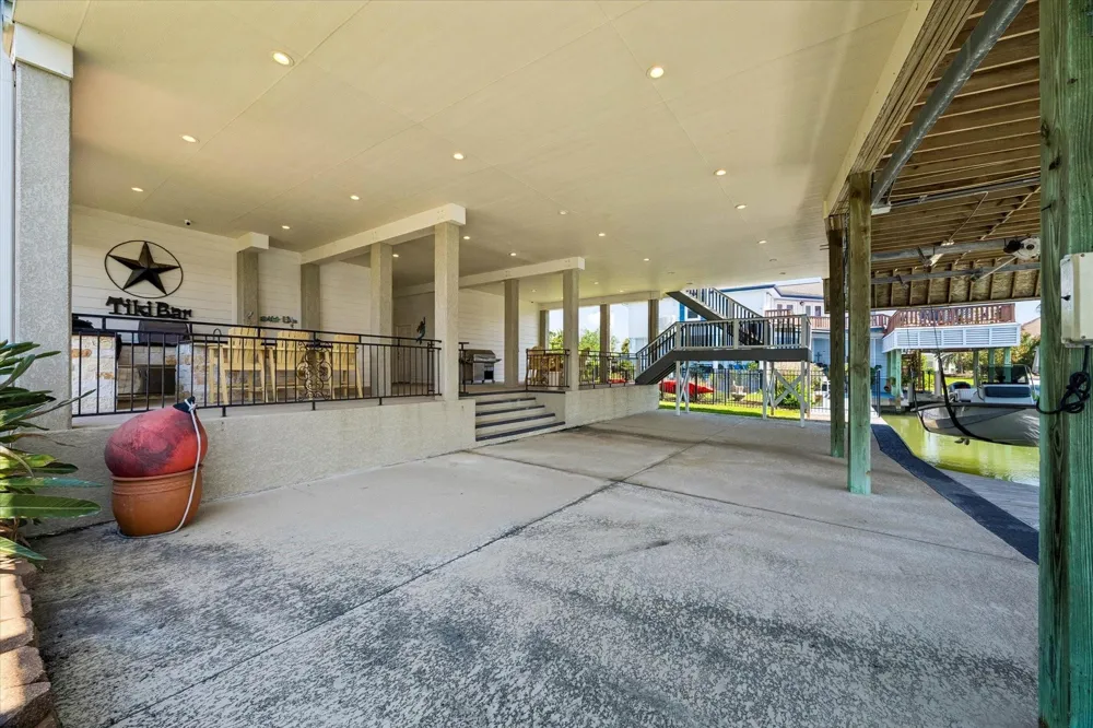 218 Catamaran Drive Tiki Island, TX 77554