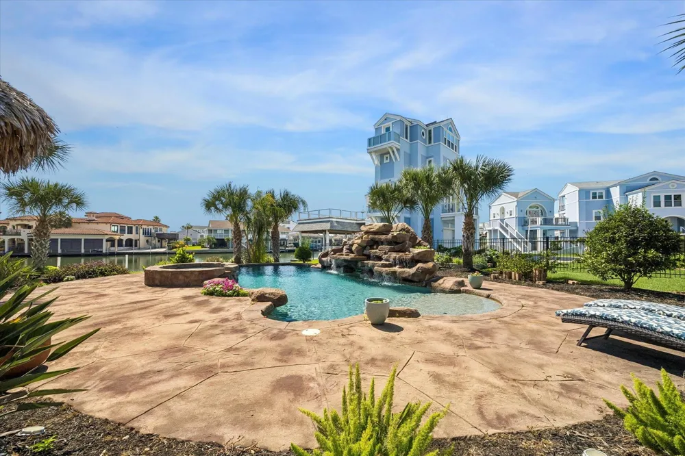 218 Catamaran Drive Tiki Island, TX 77554