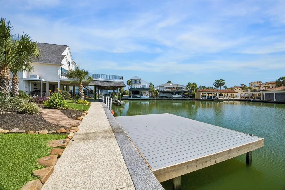 218 Catamaran Drive Tiki Island, TX 77554