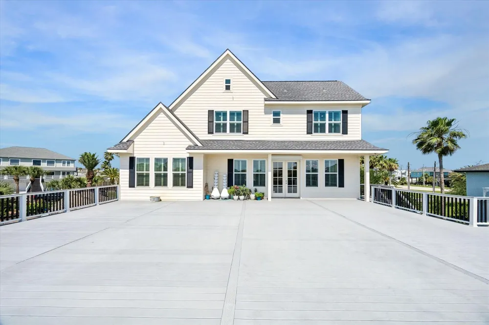 218 Catamaran Drive Tiki Island, TX 77554