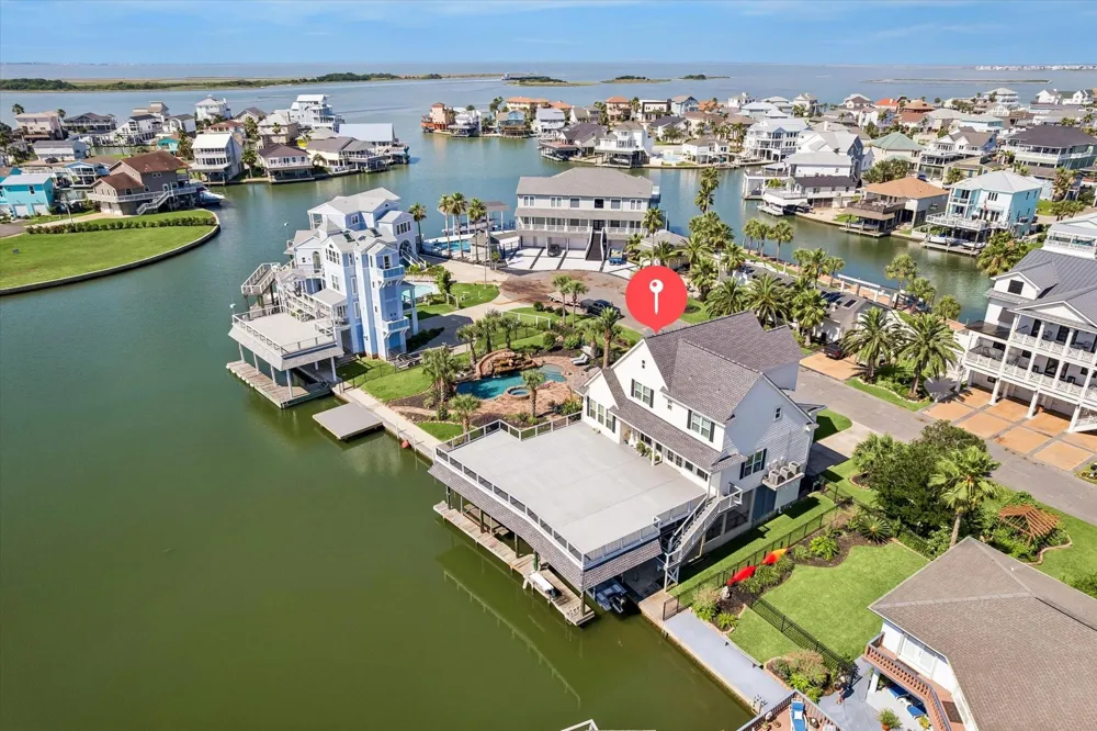 218 Catamaran Drive Tiki Island, TX 77554